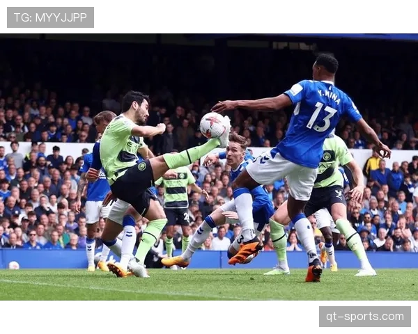 埃弗顿赛前训练开放，新主场建设进度成为记者关注焦点